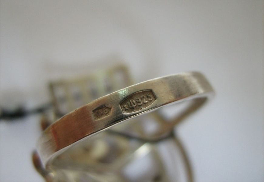 Physikalische und chemische Unterschiede zwischen Silber und Weißgold
